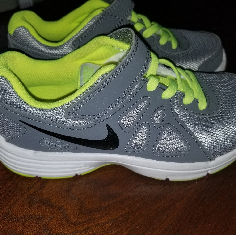 Nike Revolution 2